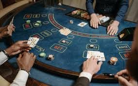 Live Texas Poker table on planetliga showing dealer, player cards, and community card area